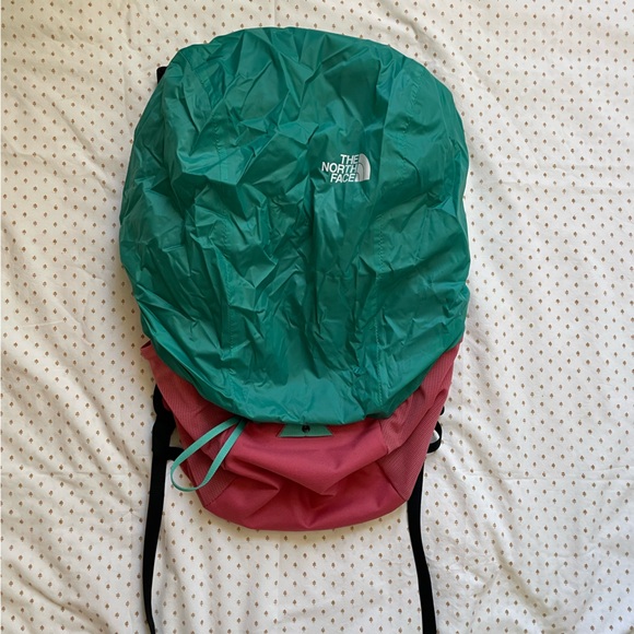 The North Face Basin 18 Backpack with integrated rainfly - Picture 7 of 7